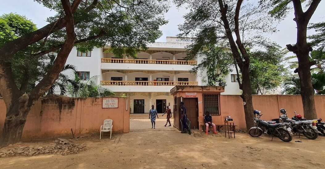 der Haupteingang der Polyclinique Saint Joseph in Lomé